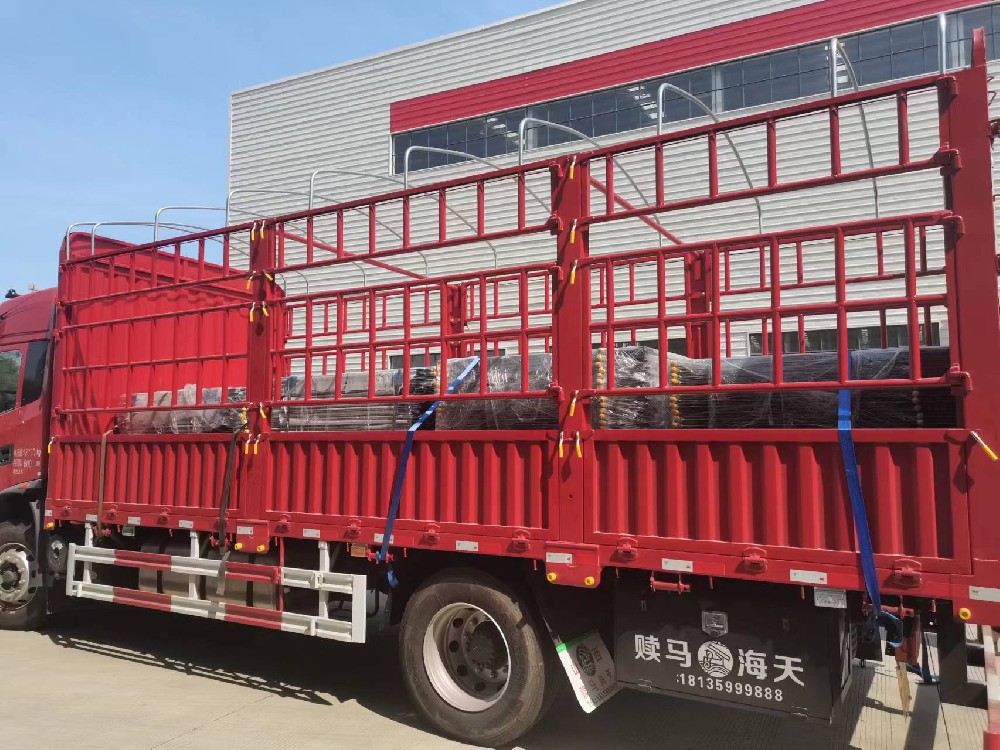 山西某公司訂購(gòu)的208張不銹鋼板片裝車發(fā)貨